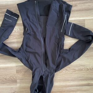 Lululemon Athletica Black Running Jacket with Weather-Resistant Design